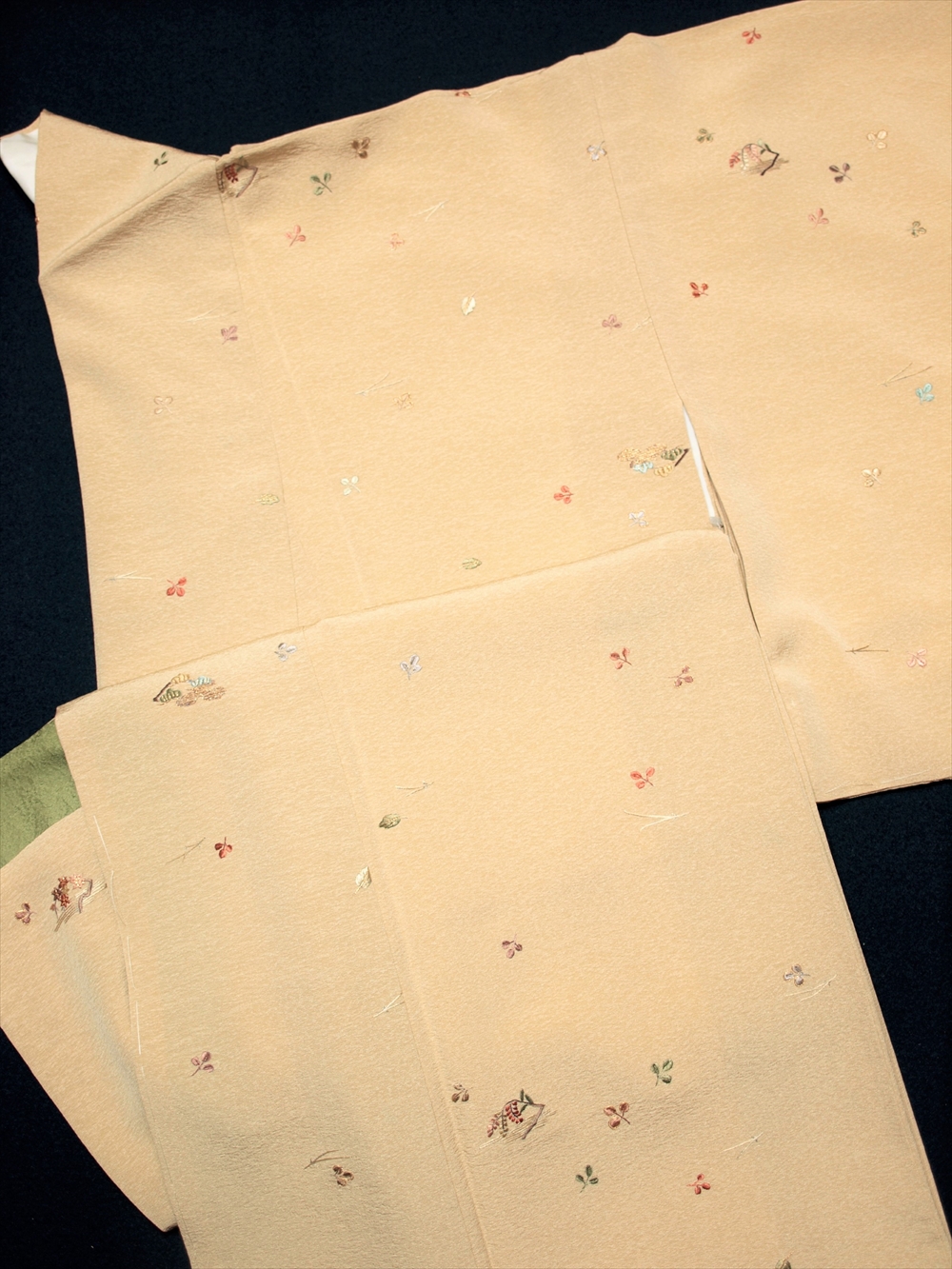 訪問着 > リサイクル着物 小紋 手刺繍 萩 草花 吹寄せ 薄黄土色 未着